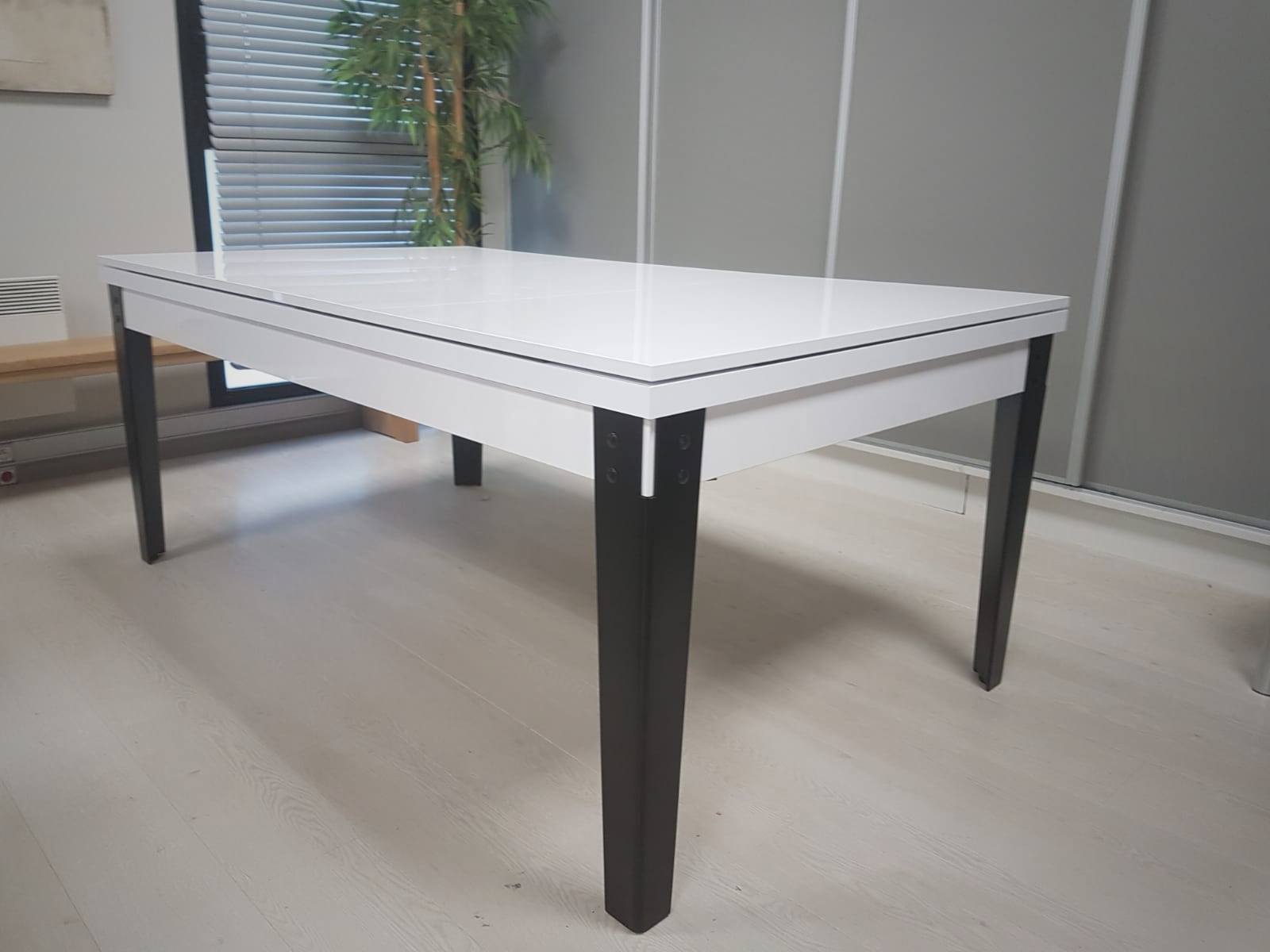 billard factory blanc brillant aux pieds noirs métalliques transformé en une table design par la pose du plateau ST en trois parties